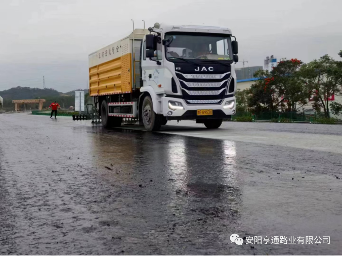 祝賀我司深汕西項目透層、封層試驗段圓 滿成功
